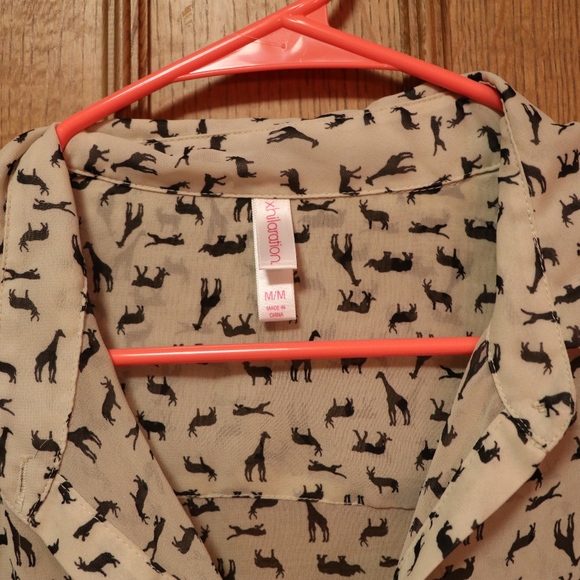 RARE Xhilaration Button down SAFARI Giraffe Blouse - Picture 2 of 3